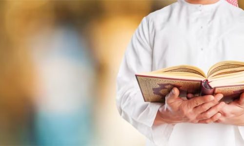 imgi_17_arabian-man-holds-koran_488220-64159